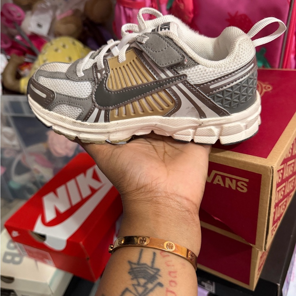 Kids Gold Gray White Nike Vomero 5
